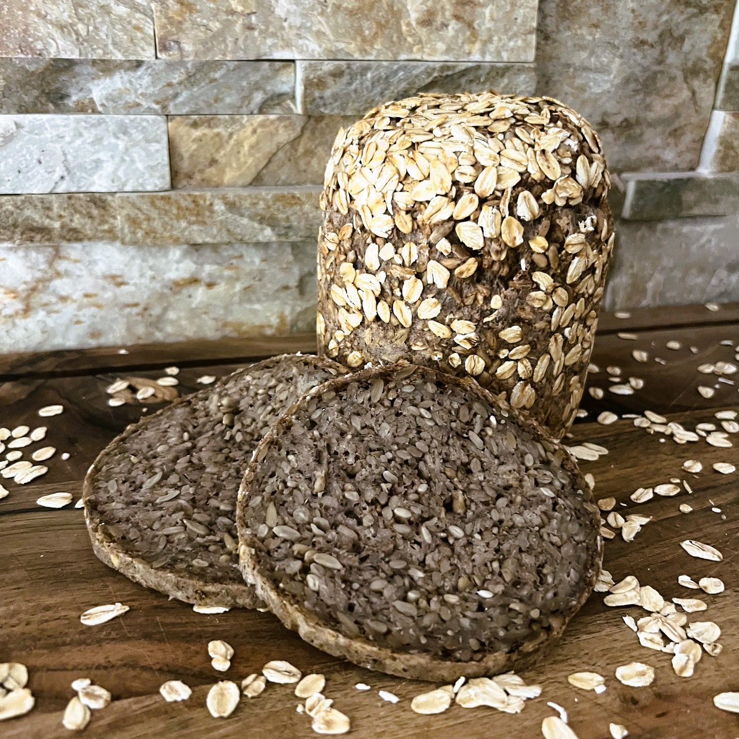 Haferstück Brotscheiben auf Holzbrett