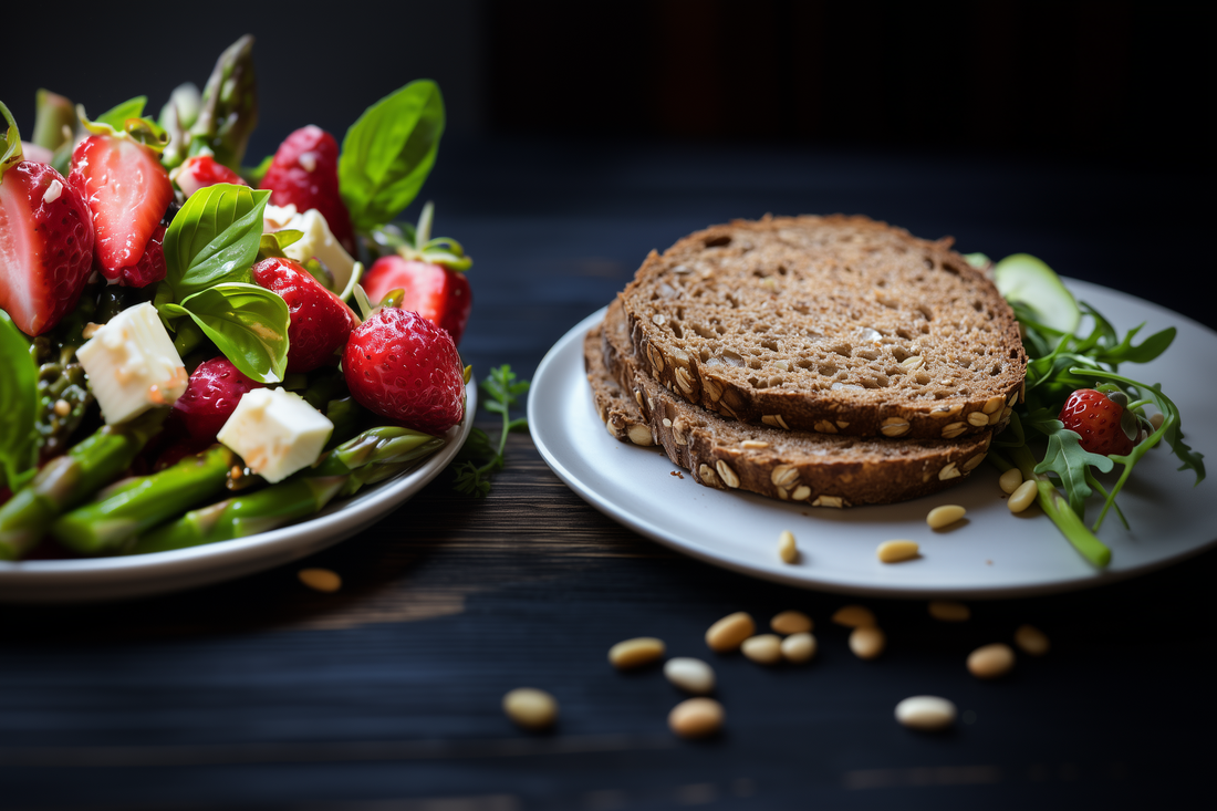 Dinkelrolle & Frühlings-Spargelsalat mit Erdbeeren und Rucola