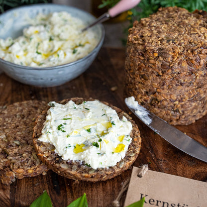 Kernstück ballaststoffreiches Brot belegt mit Bärlauch